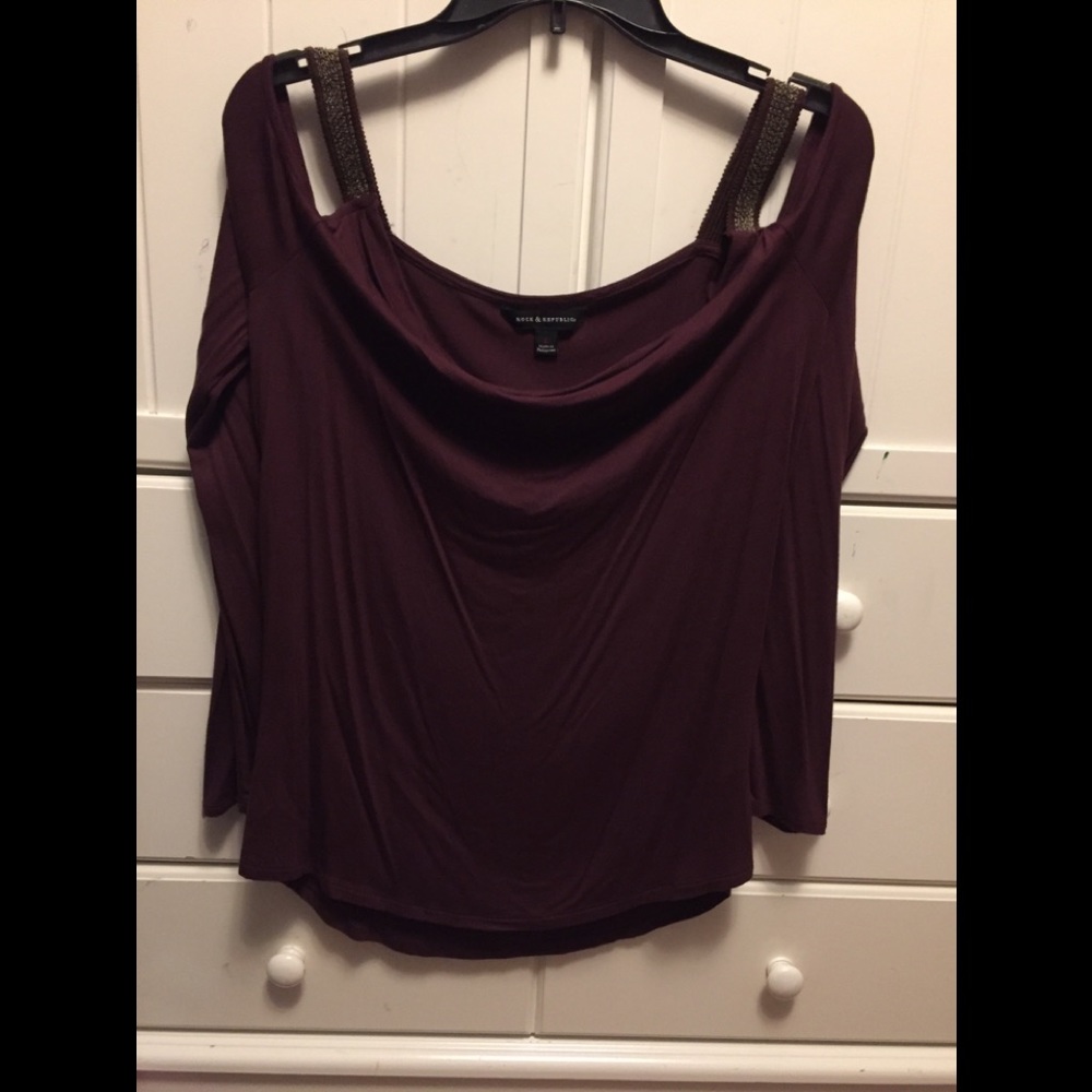 Long sleeve open by the shoulders